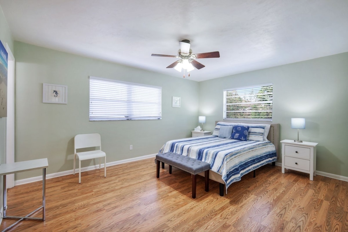 Photo 5 of Excellent location ~ 1.5 miles to the beach ~ 3bed/2bath house w/fenced backyard