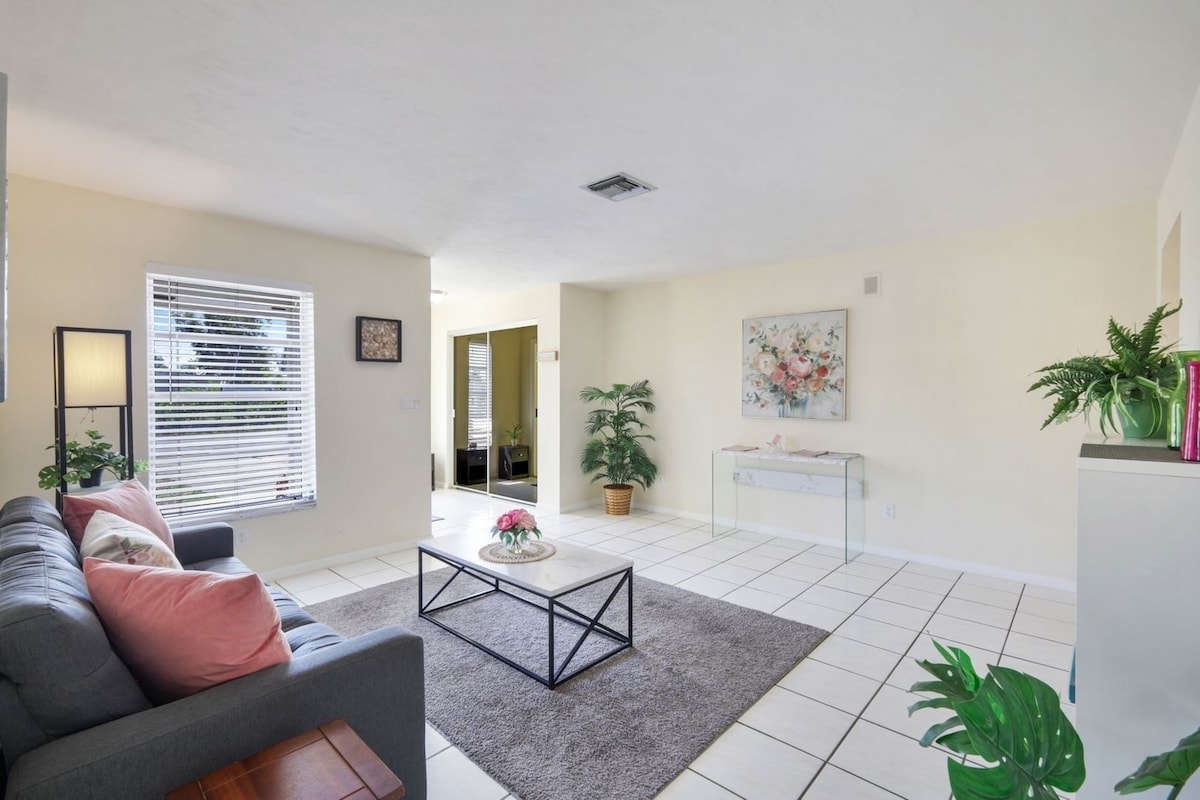 Photo 8 of Excellent location ~ 1.5 miles to the beach ~ 3bed/2bath house w/fenced backyard