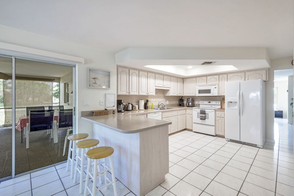 Photo 4 of Excellent location ~ 1.5 miles to the beach ~ 3bed/2bath house w/fenced backyard