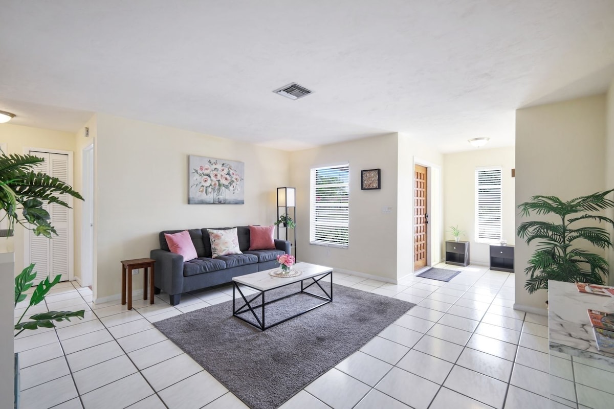 Photo 6 of Excellent location ~ 1.5 miles to the beach ~ 3bed/2bath house w/fenced backyard