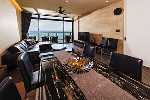 Luxury-Apartment, 2 Schlafzimmer, Meerblick (Modern Suite, 3F [N]) | Allergikerbettwaren, Verdunkelungsvorhänge, schallisolierte Zimmer