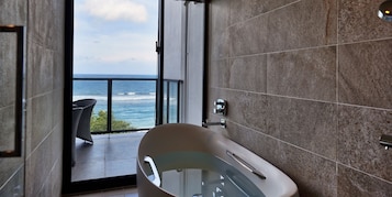 Apartamento de lujo, 2 habitaciones, vistas al mar (Modern Suite, 3F [N]) | Baño | Ducha, artículos de higiene personal gratuitos y secador de pelo