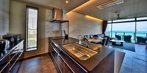Condo Cao cấp, 2 phòng ngủ, quang cảnh biển (Modern Suite, 3F [N]) | Bếp riêng | Tủ lạnh, lò vi sóng, bếp nấu, dụng cụ pha cà phê/trà 