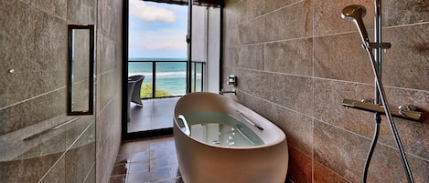 Dusche, kostenlose Toilettenartikel, Haartrockner, Hausschuhe
