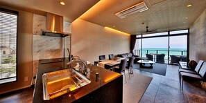 Condo Cao cấp, 2 phòng ngủ, quang cảnh biển (Modern Suite, 3F [N]) | Bếp riêng | Tủ lạnh, lò vi sóng, bếp nấu, dụng cụ pha cà phê/trà 
