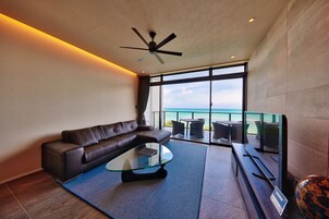 Modern Suite, Ocean View, 3F [N] | Hypo-allergenic bedding, blackout drapes, soundproofing, free WiFi