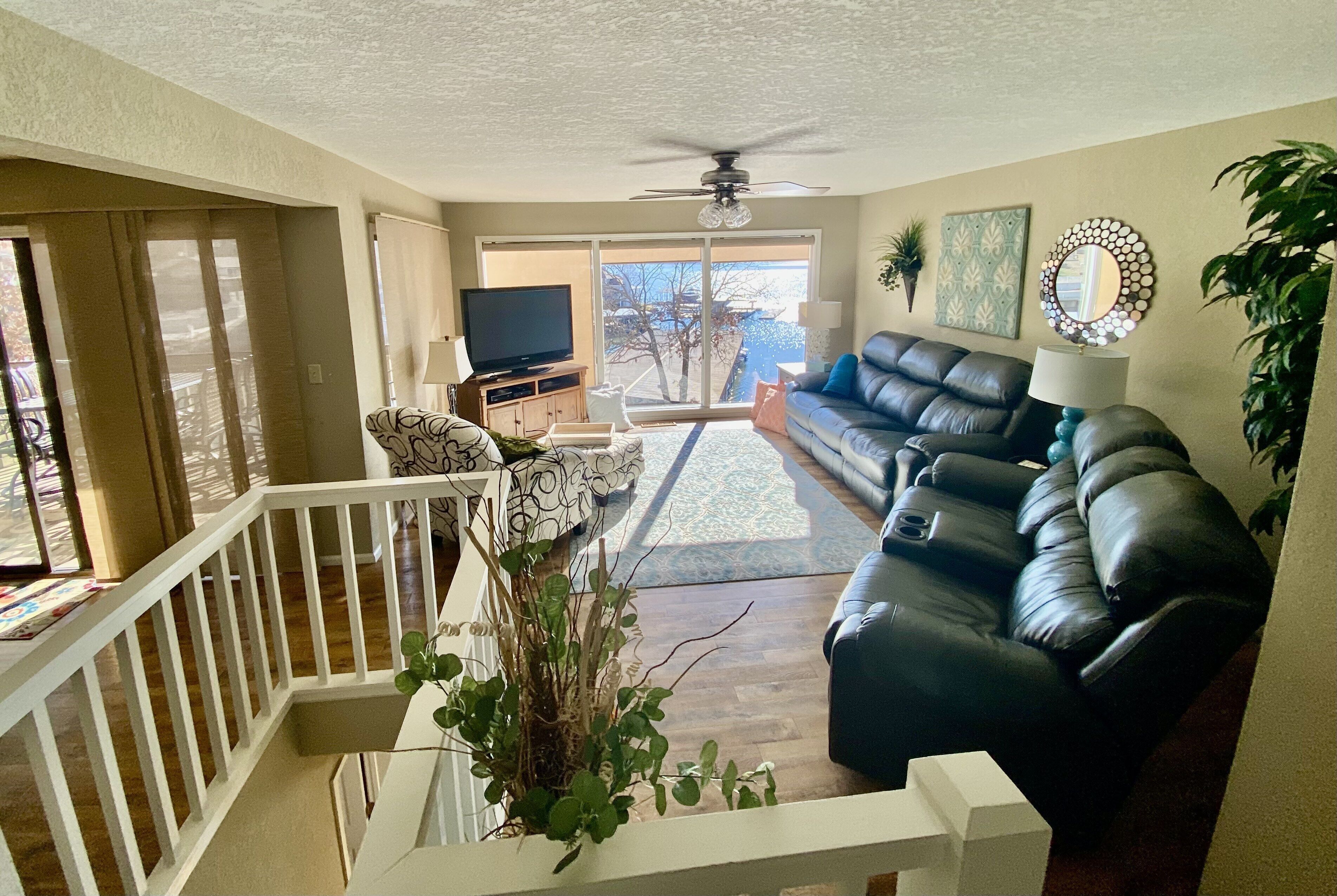 Osage Beach 3 BR-3 Bath, w/2 screened patios, Lakeview Townhouse close to pool!