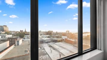 Een kluis op de kamer, een bureau, een laptopwerkplek