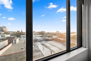 In-room safe, desk, laptop workspace, blackout drapes - Comfort Inn Prospect Park - Brooklyn (Brooklyn)