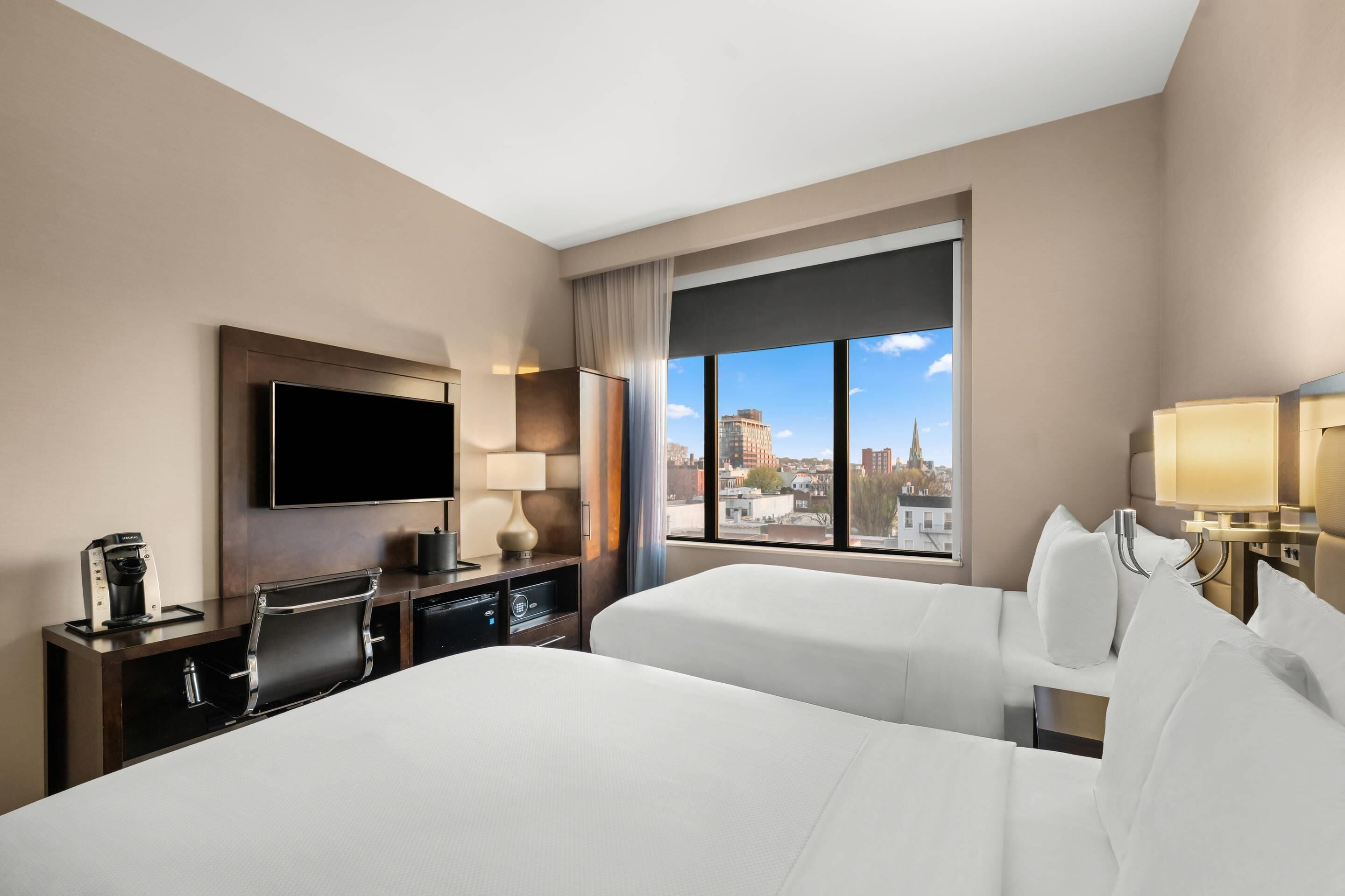 客房內保險箱、書桌、筆電工作空間、遮光布/窗簾