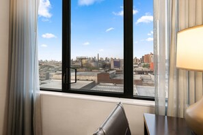 In-room safe, desk, laptop workspace, blackout drapes - Comfort Inn Prospect Park - Brooklyn (Brooklyn)