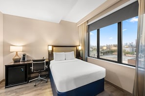 Safe på rommet, skrivebord og skrivebord for bærbar PC