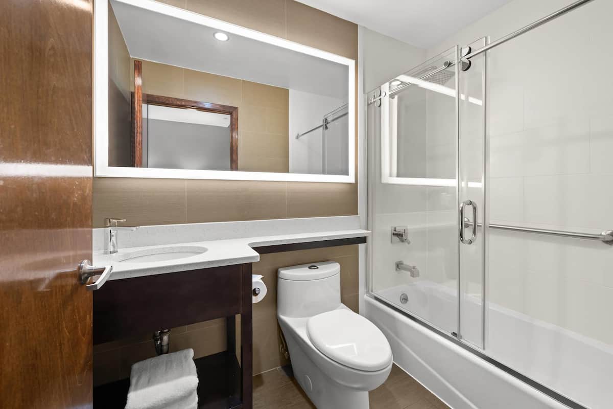 in-room safe, desk, laptop workspace, blackout curtains