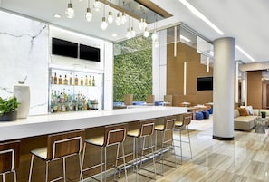 Se sirven desayunos, almuerzos y cenas; cocina italiana