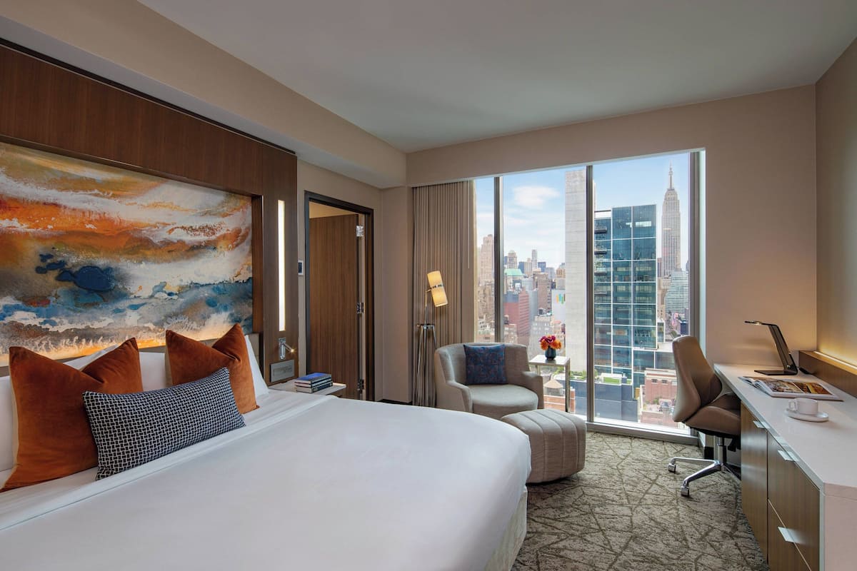 Room, 1 King Bed, Non Smoking (Empire View) | In-room safe, individually furnished, desk, laptop workspace