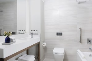 Douche à « effet pluie », articles de toilette gratuits, sèche-cheveux