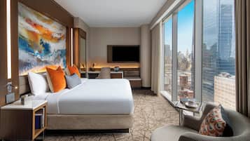 Huone, 1 suuri parisänky (Skyline) | Tallelokero huoneessa, yksilöllisesti kalustettu, työpöytä