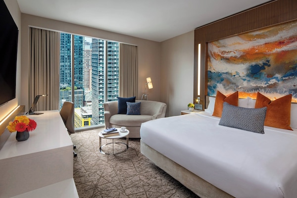 Caja de seguridad en la habitación, muebles diferentes y escritorio