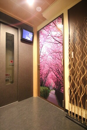 Interior entrance - Private Residence Kyoto Sakura (Kyoto)