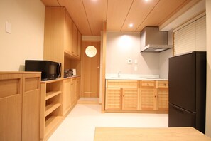 Apartment (5F) | Eigene Küche | Kühlschrank, Mikrowelle, Herdplatte, Wasserkocher