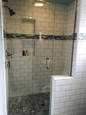 Badekar, håndklær, såpe og sjampo
