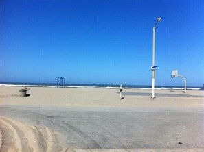 A beach with a clear sky, a road, and a street lamp. - Ocean and Beach View Townhouse at Mandalay Beach in Oxnard, California (Oxnard)