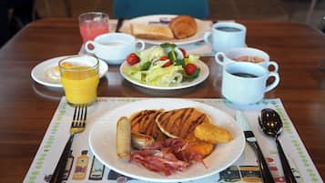 Daily buffet breakfast (KRW 25000 per person)