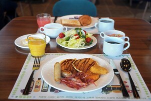 Desayuno buffet diario (KRW 25000 por persona)