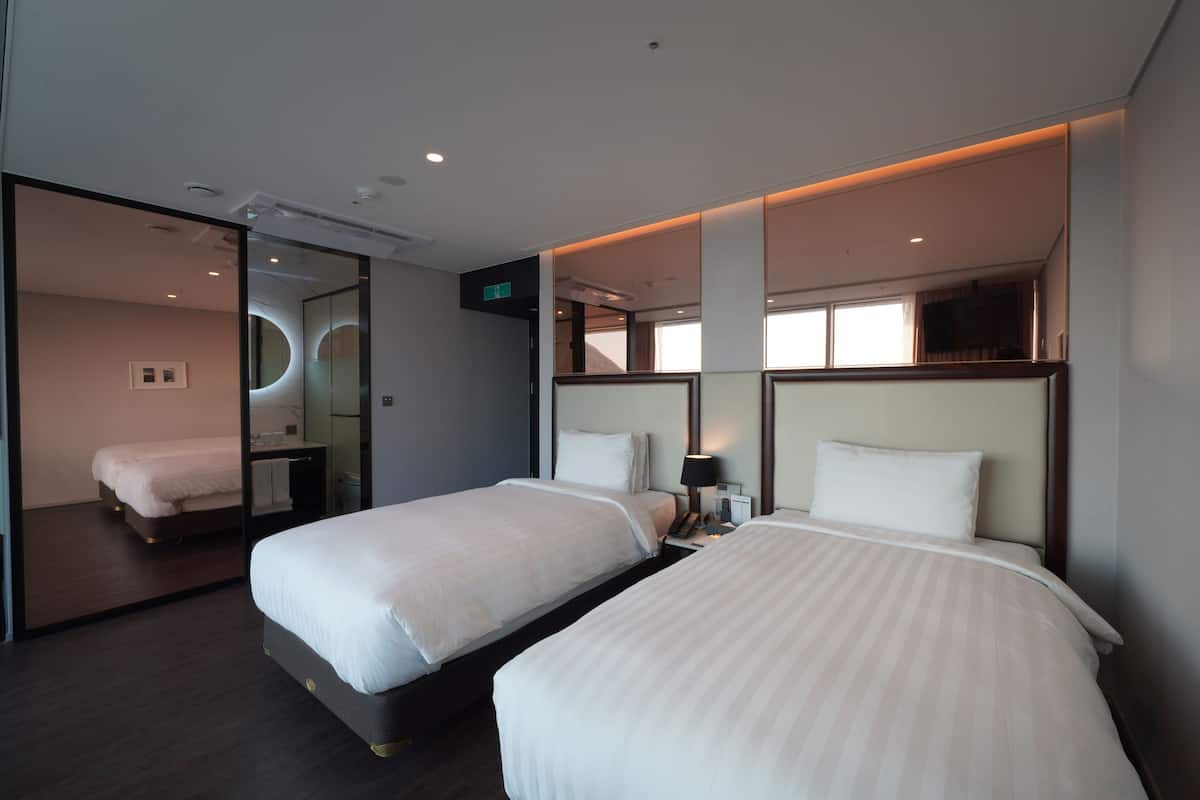 1 Schlafzimmer, hochwertige Bettwaren, Zimmersafe, Schreibtisch