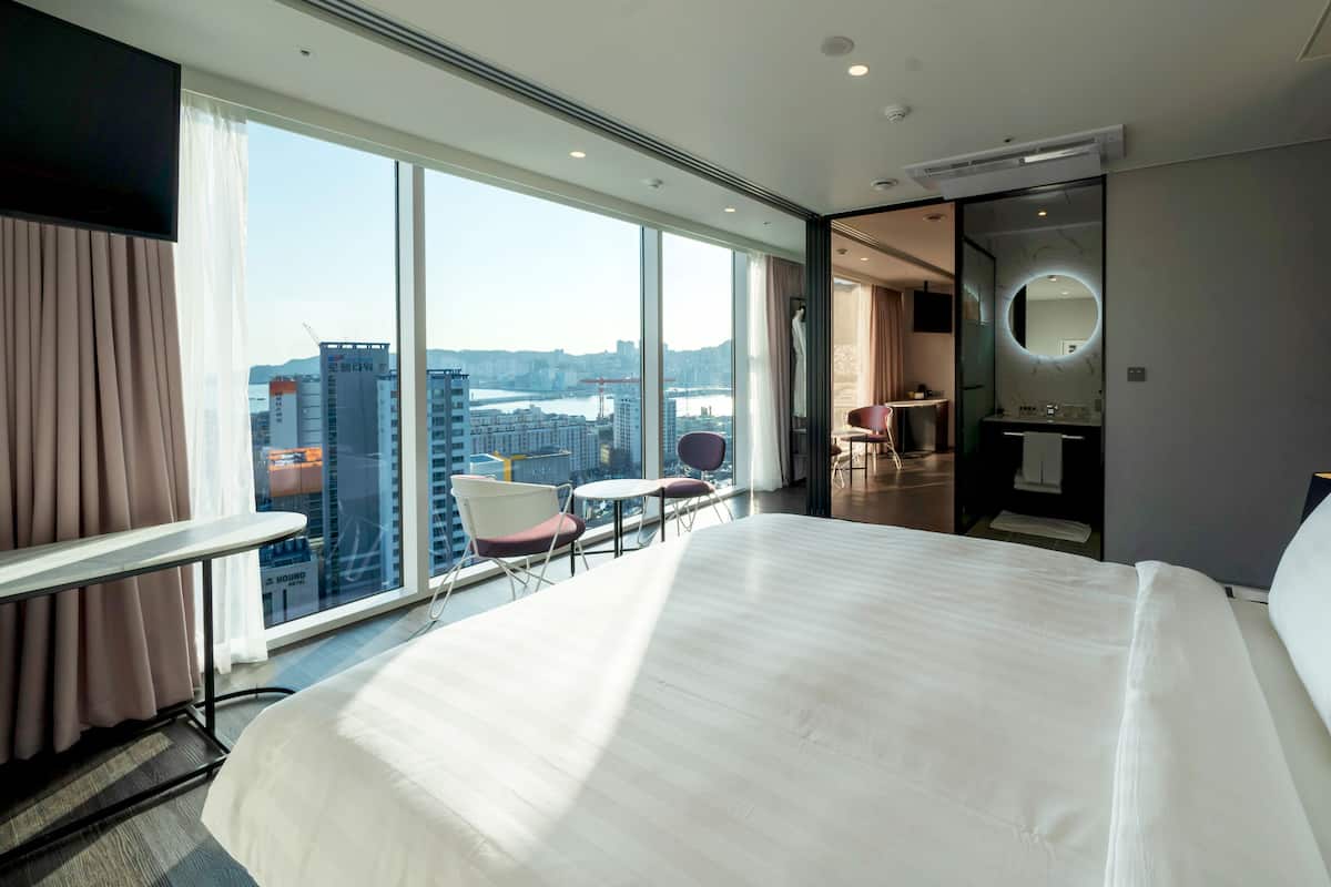 1 Schlafzimmer, hochwertige Bettwaren, Zimmersafe, Schreibtisch