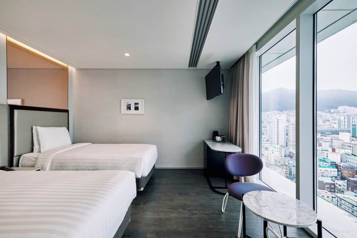Phòng 2 giường đơn Tiêu chuẩn, quang cảnh thành phố | Bộ đồ giường cao cấp, két bảo mật tại phòng, bàn 