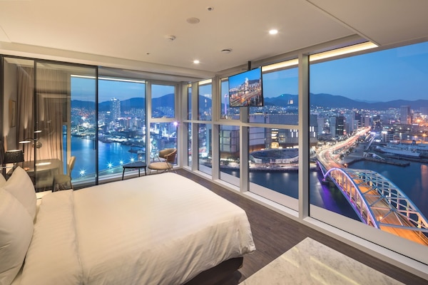 Premium bedding, in-room safe, desk, laptop workspace