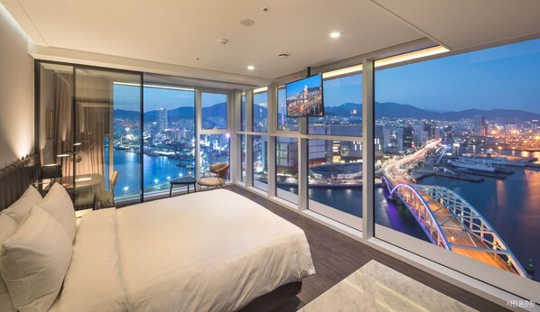 Premium bedding, in-room safe, desk, laptop workspace - Lavalse Hotel (Busan)