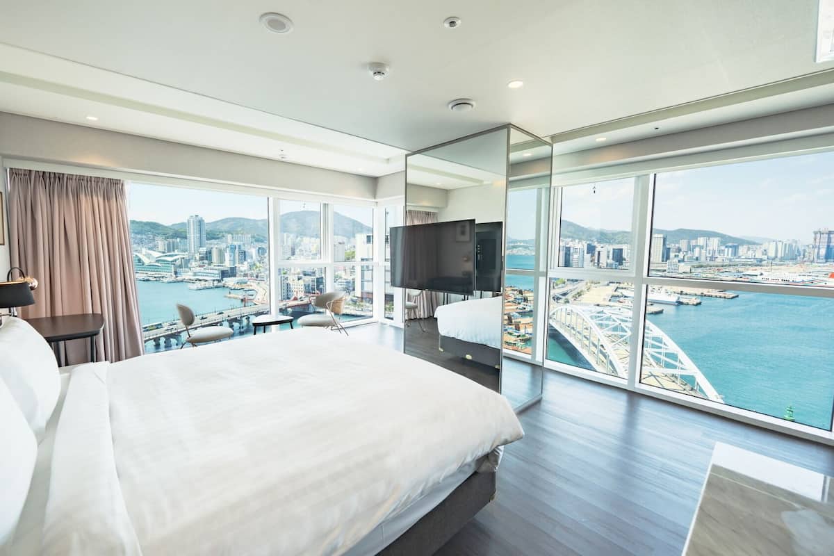 Bộ đồ giường cao cấp, két bảo mật tại phòng, bàn 