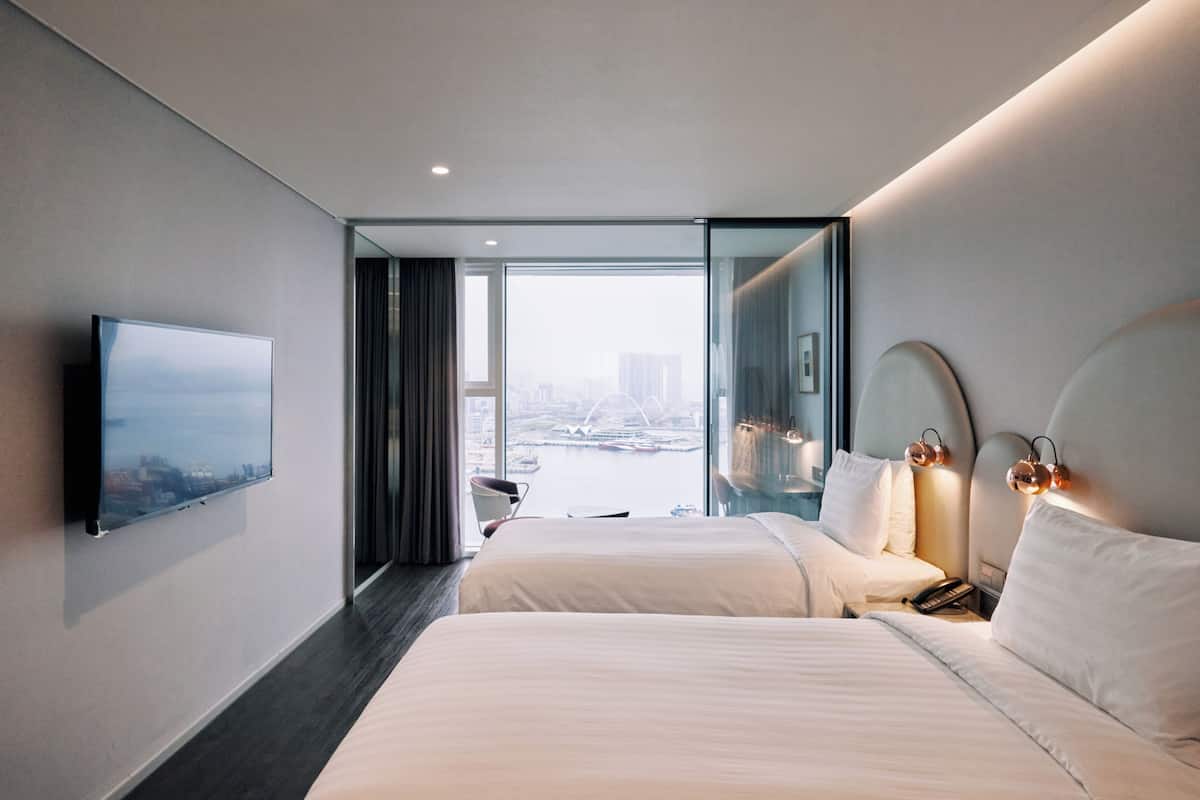 Phòng 2 giường đơn Deluxe, quang cảnh biển | Bộ đồ giường cao cấp, két bảo mật tại phòng, bàn 