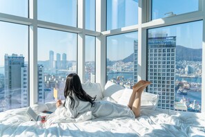 Premium bedding, in-room safe, desk, laptop workspace - Lavalse Hotel (Busan)