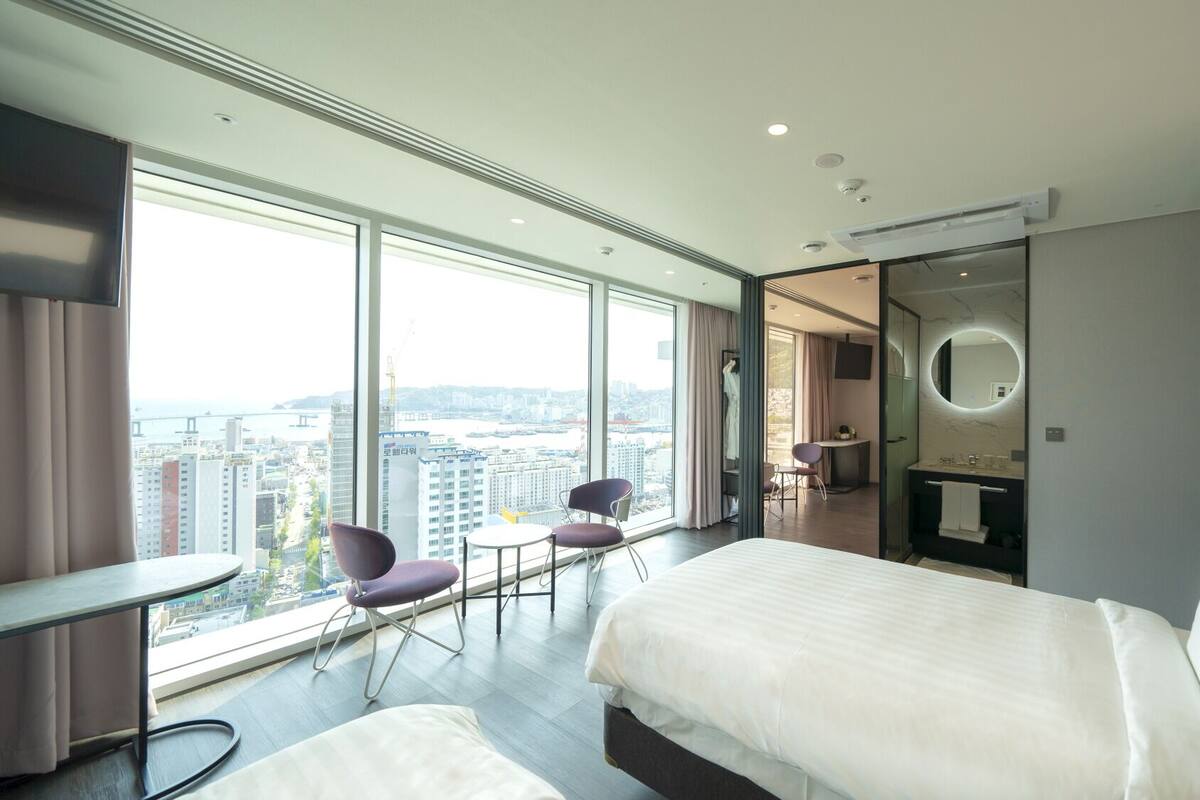 Bộ đồ giường cao cấp, két bảo mật tại phòng, bàn 