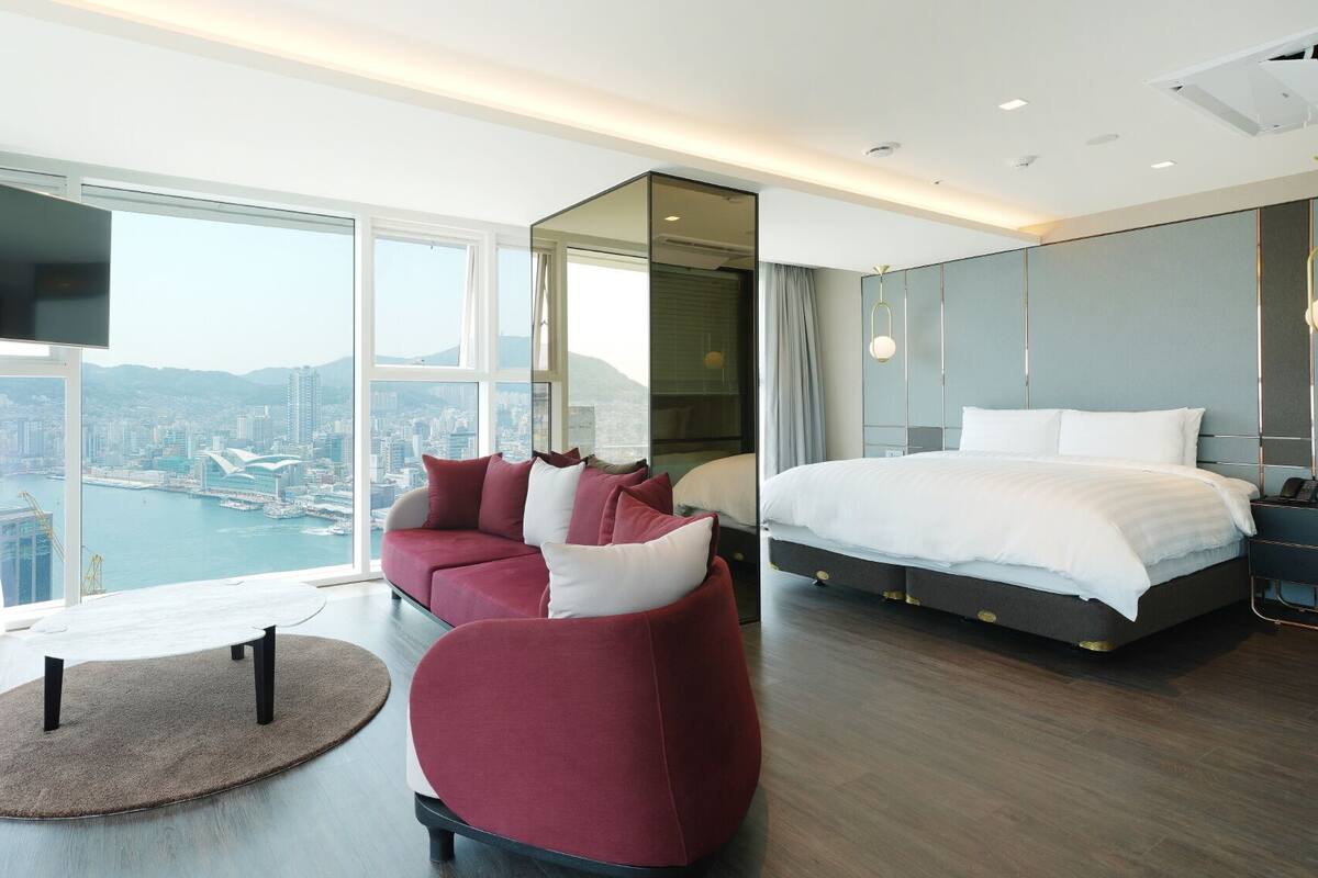 Royal Premium Suite Ocean (Breakfast for 2) | Bộ đồ giường cao cấp, két bảo mật tại phòng, bàn 