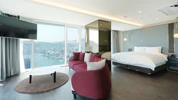 Royal Premium Suite Ocean (Breakfast for 2) | 1 bedroom, premium bedding, in-room safe, desk