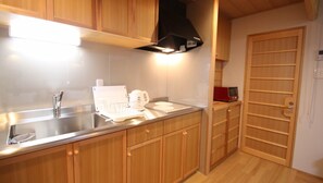 Apartamento | Cozinha americana privada | Geladeira grande, micro-ondas, cooktop, chaleira elétrica