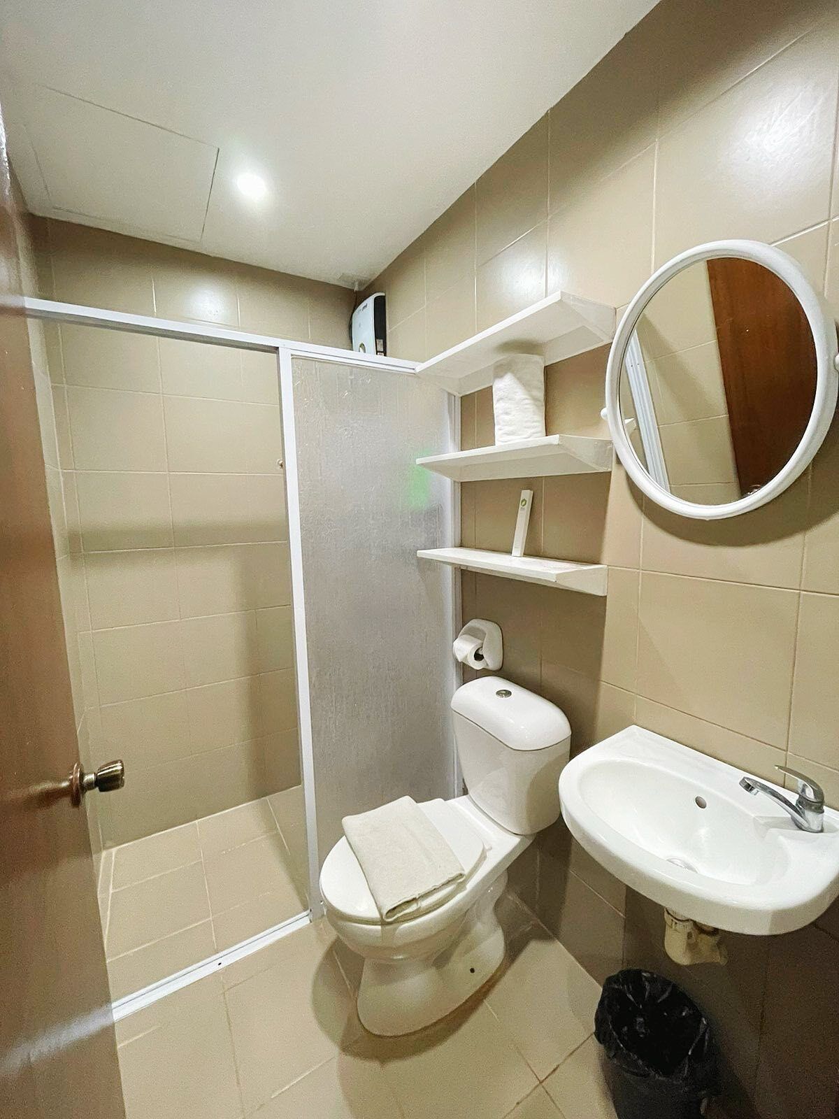 shower, free toiletries, hair dryer, bidet