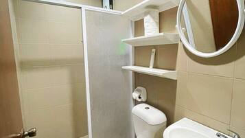 Shower, free toiletries, hair dryer, bidet