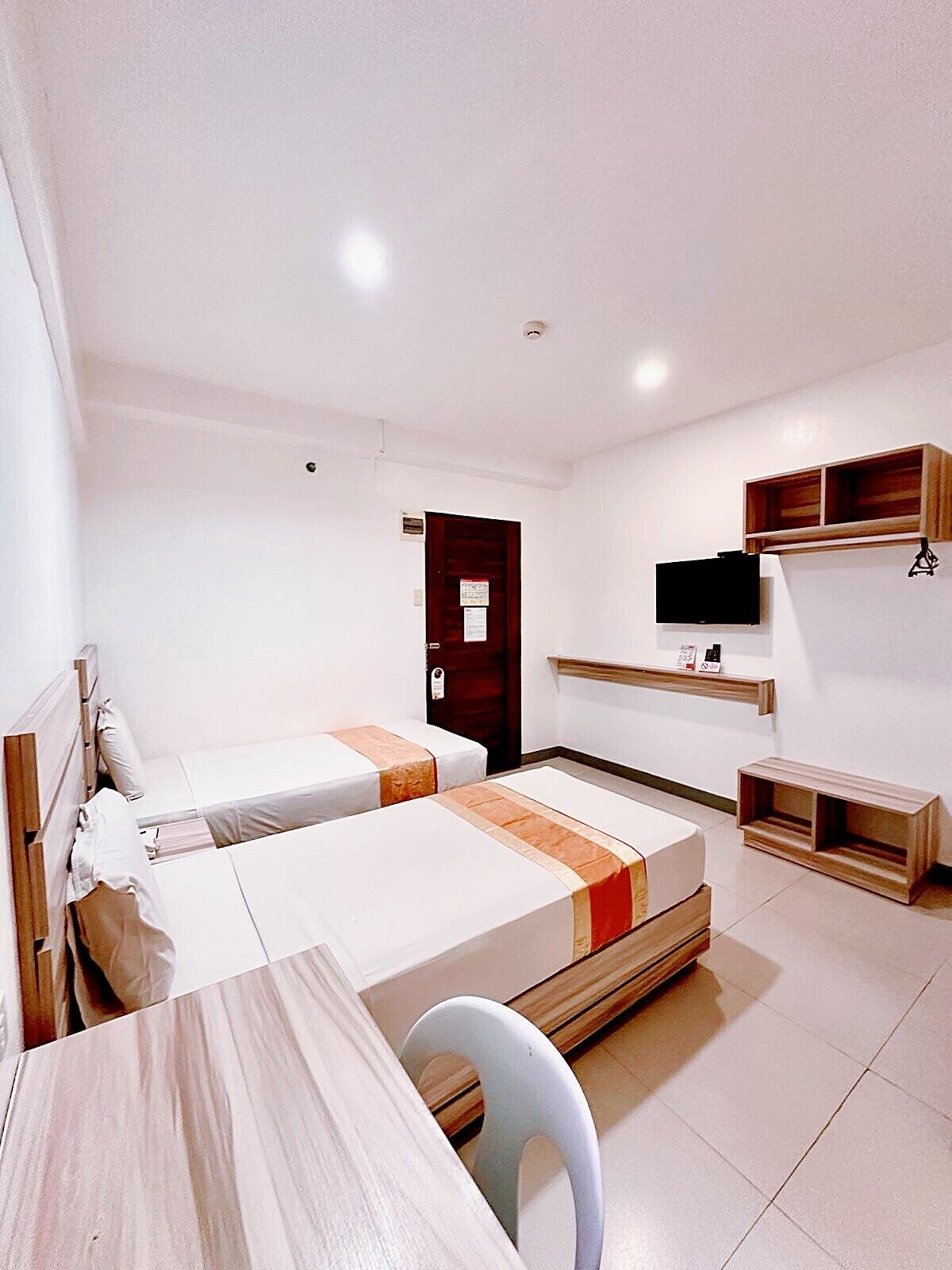 Habitación estándar con 2 camas individuales, 1 cama individual | Wifi gratis y ropa de cama 