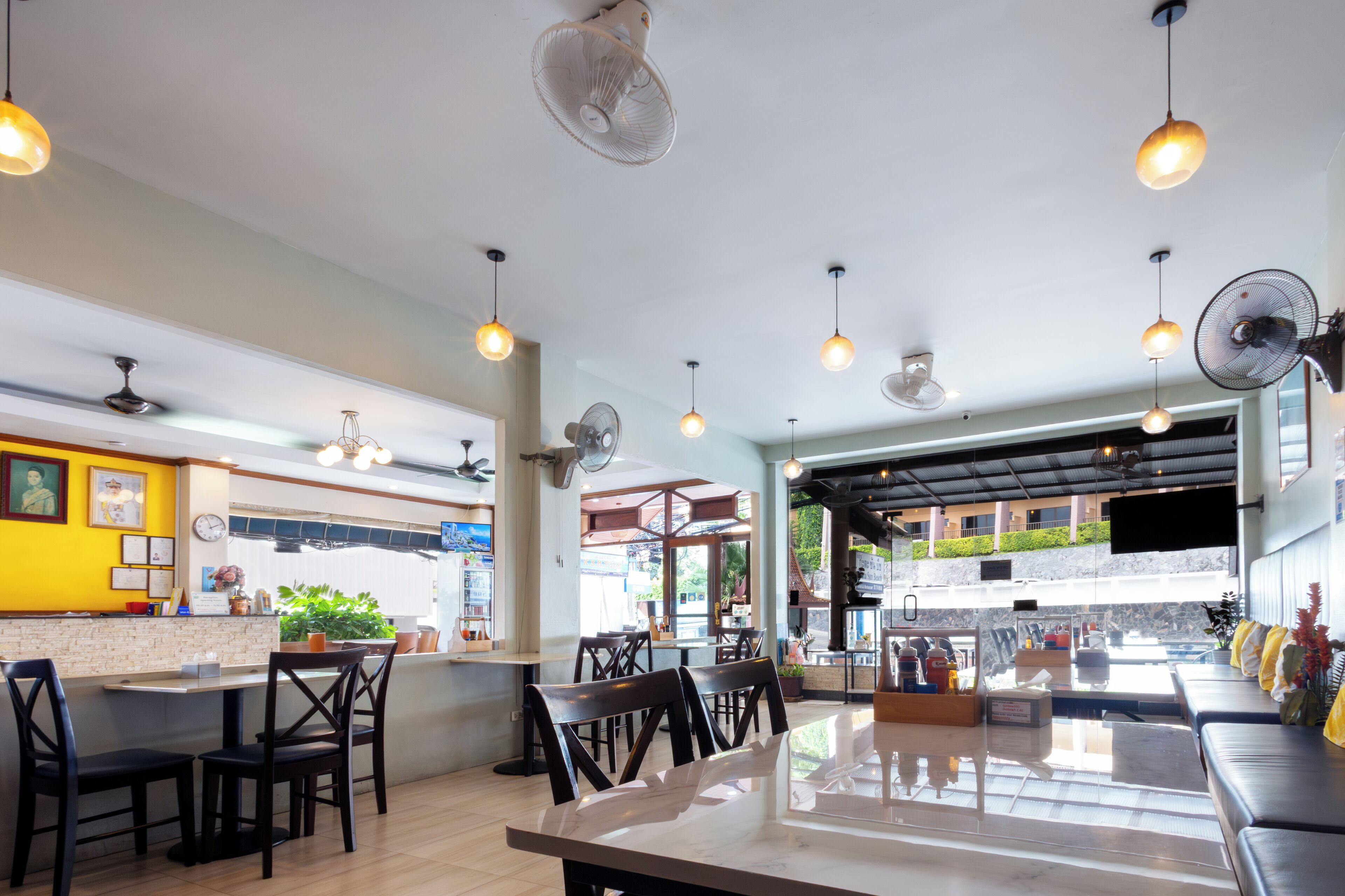 供應早餐、午餐、晚餐；本地及多國菜