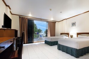 Superior Room with Sea View | VÀrdeförvaringsskÄp pÄ rummet, skrivbord och mörklÀggningsgardiner