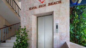 Un ascensor amb un rètol que diu "KATA SUN BEACH" a dalt.