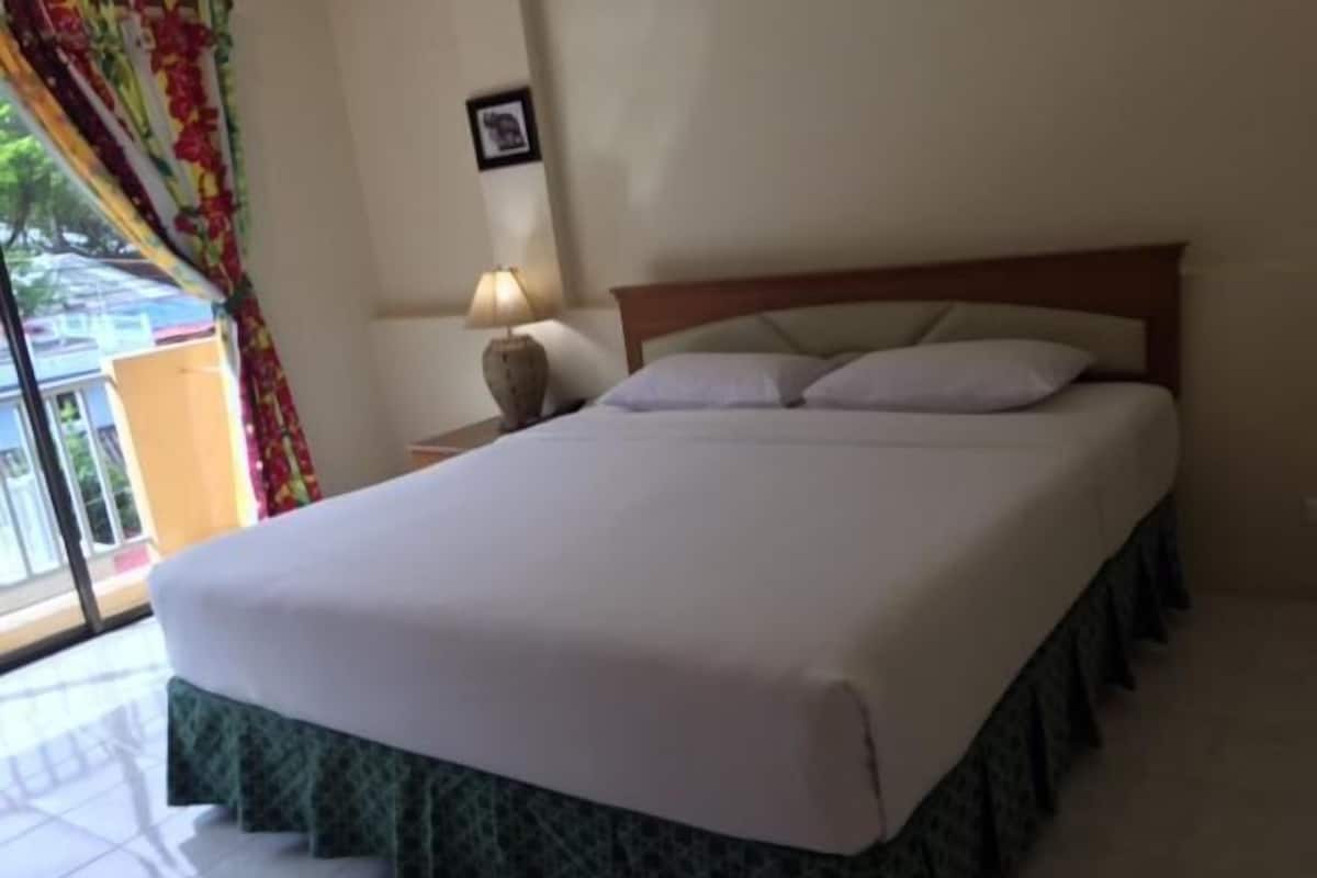 In-room safe, desk, blackout curtains, free WiFi