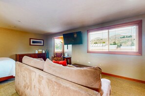 Free Internet, bed sheets - Lovely Studio Steps From Lake Chelan w/Shared Pool, Free WiFi, Central AC, Patio (Chelan)