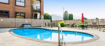 Lovely Studio Steps From Lake Chelan w/Shared Pool, Free WiFi, Central AC, Patio