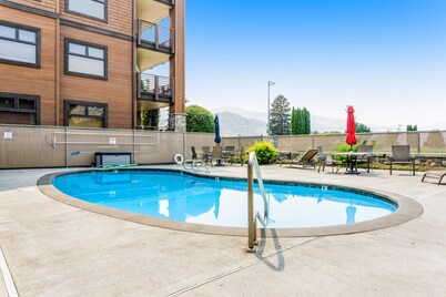 Lovely Studio Steps From Lake Chelan w/Shared Pool, Free WiFi, Central AC, Patio